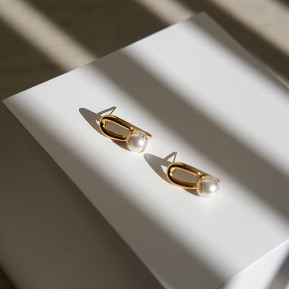 CLOSING SALE! 💕18K Gold Plated Starry Pearl Earrings - Picture 5 of 6